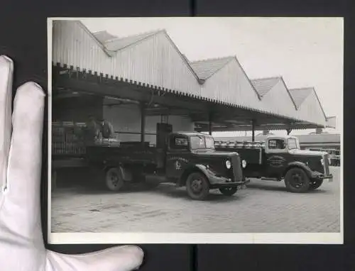 Fotografie Lastwagen Morris mit Hamshaw Pritschen-Aufbau, LKW Watts Transport Co. Leicester wird beladen