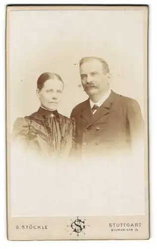 Fotografie G. Stöckle, Stuttgart, Blumen-Str. 19, Portrait eines eleganten Paares