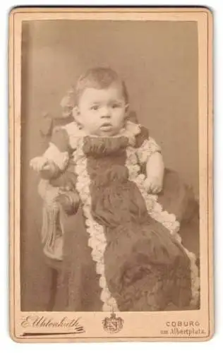 Fotografie E. Uhlenhuth, Coburg, am Albertplatz, Portrait eines Babys im eleganten Kleid