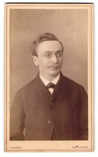 Fotografie C. Burghardt, Aalen, Porträt eines Mannes mit Brille und Anzug