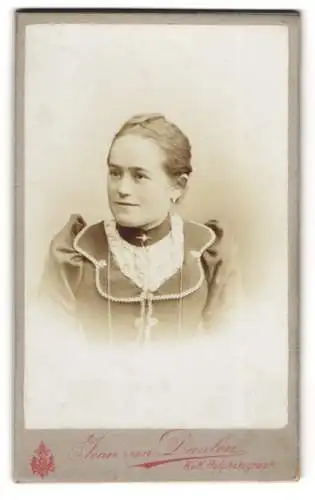 Fotografie Jean van Daalen, Gmünd, Marktplatz, Portrait einer Frau mit hochgestecktem Haar