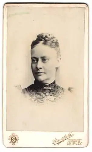 Fotografie Atelier Stansfield, Shipley, Saltaire Road, Brustbild einer Dame mit geflochtenem Haar