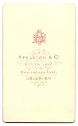 Fotografie Appleton & Co., Bradford, Horton Lane, CDV einer jungen Blondine auf einem gepolsterten Stuhl