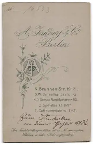 Fotografie A. Jandorf & Co, Berlin, N. Brunnen-Str. 19-21, Porträt einer Dame mit Blumenkorb