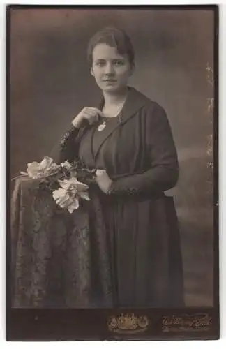 Fotografie William Roth, Berlin, Skalitzerstrasse 34, Junge Frau mit Blumengesteck