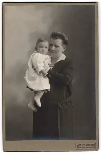 Fotografie Joseph Werner, München, Isartorplatz 2, Frau mit Kleinkind