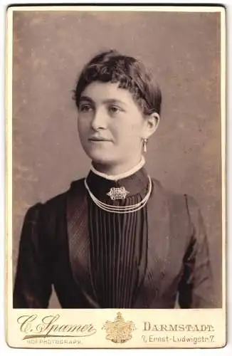 Fotografie C. Spamer, Darmstadt, Ernst-Ludwigstr. 7, Porträt einer jungen Dame in dunklem Kleid