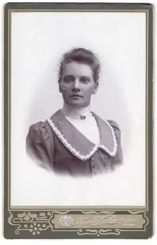 Fotografie Hanna Karlson, Ronneby, Kungsgatan, Porträt einer jungen Frau in eleganter Garderobe