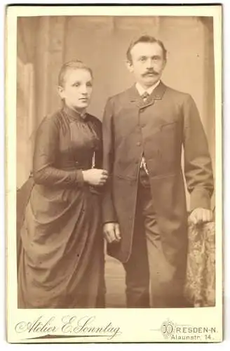 Fotografie E. Sonntag, Dresden, Alaunstr. 14, Porträt eines eleganten Paares