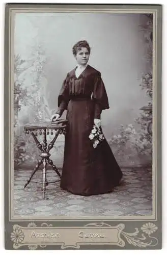 Fotografie Atelier Gutau, Berlin, Krautstr. 52, Frau in dunklem Kleid mit Blumenstrauss