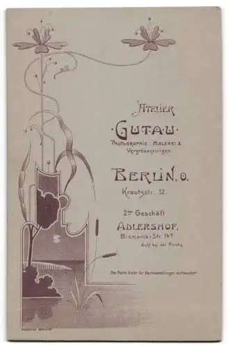 Fotografie Atelier Gutau, Berlin, Krautstr. 52, Frau in dunklem Kleid mit Blumenstrauss