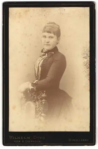 Fotografie Wilhelm Otto, Düsseldorf, Schadow Str. 42, Dame in elegantem Kleid