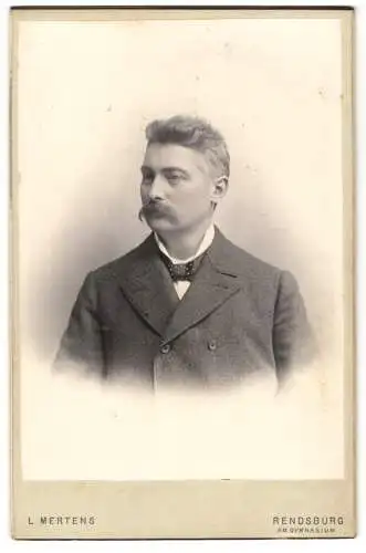 Fotografie L. Mertens, Rendsburg, Am Gymnasium, Porträt eines eleganten Herrn