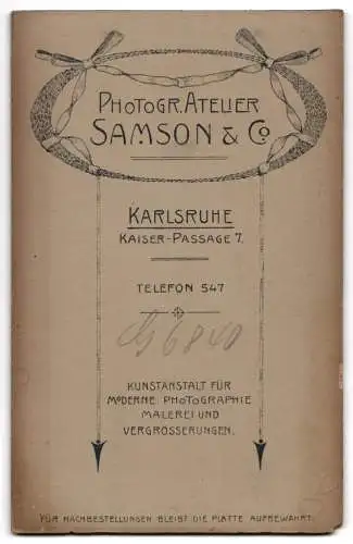 Fotografie Atelier Samson & Co, Karlsruhe, Kaiser-Passage 7, sitzende Dame mit Buch am Tisch