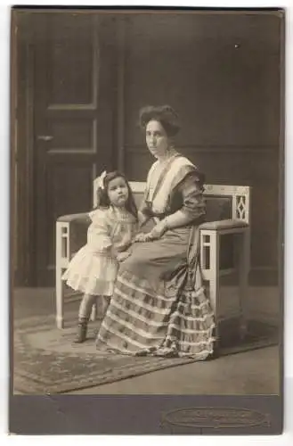 Fotografie Emil Hoffmann Nachf., Dresden, Borsbergstrasse 1, Dame mit Kind auf einer Bank