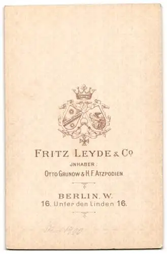 Fotografie Fritz Leyde & Co., Berlin W., Unter den Linden 16, Porträt einer jungen Frau in eleganter Kleidung