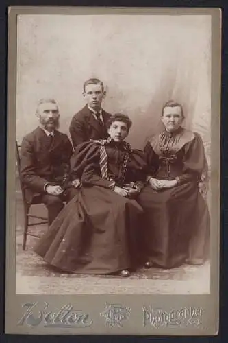 Fotografie Bolton Studios, Norwich, Shannon Building, Porträt einer sitzenden Familie