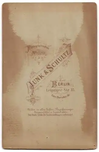 Fotografie Junk & Schultz, Berlin, Leipzigerstr. 35, Porträt eines jungen Mädchens mit Haube