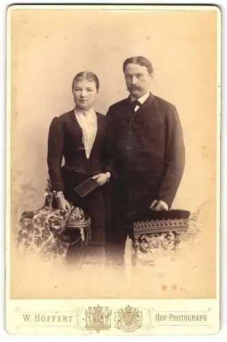 Fotografie W. Höffert, Hannover, Georgstrasse 14, Porträt eines eleganten Paares