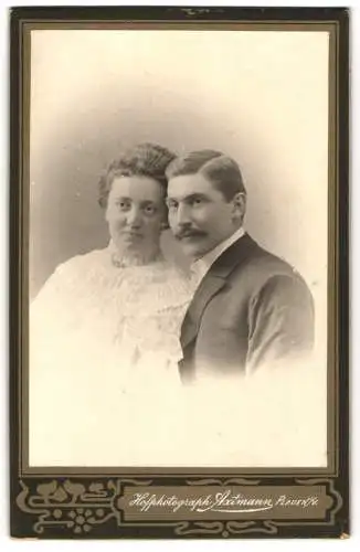 Fotografie Heinrich Axtmann, Plauen, Bahnhof-Strasse 27, Portrait eines eleganten Paares