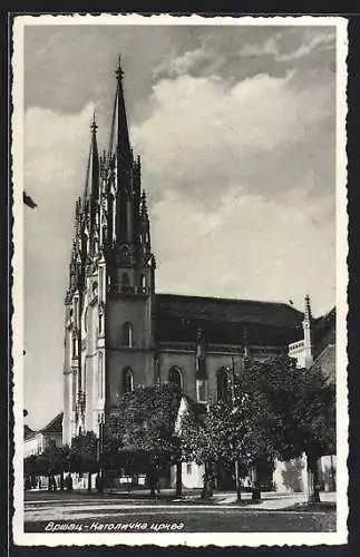 AK Vrsac, Katholische Kirche mit spitzen Türmen und Bäumen im Vordergrund