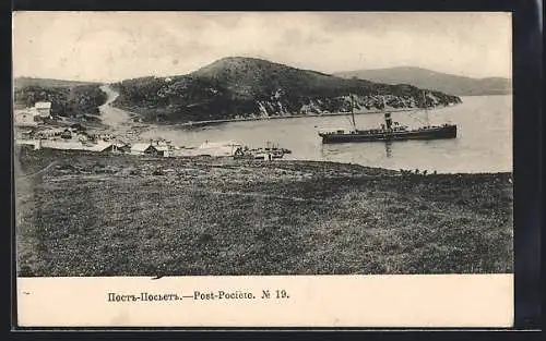 AK Post-Posjet, Blick auf Küste mit Schiff und Hügeln