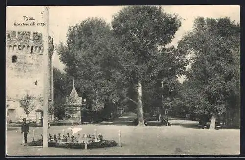 AK Tula, Blick auf den Kremlgarten mit Bäumen und Turm