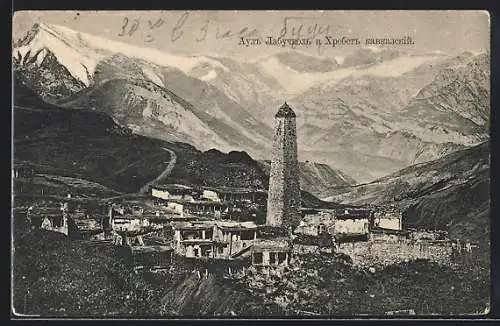 AK Dscheirach /Inguschetien, Dorf in Berglandschaft mit Steinturm und schneebedeckten Gipfeln