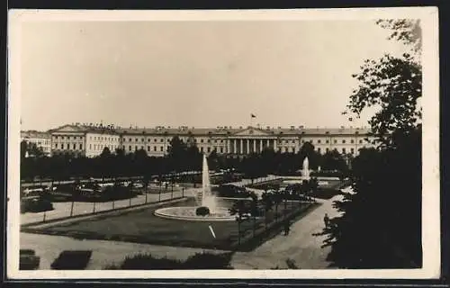 AK St. Petersburg, Palast mit Springbrunnen und Gartenanlage