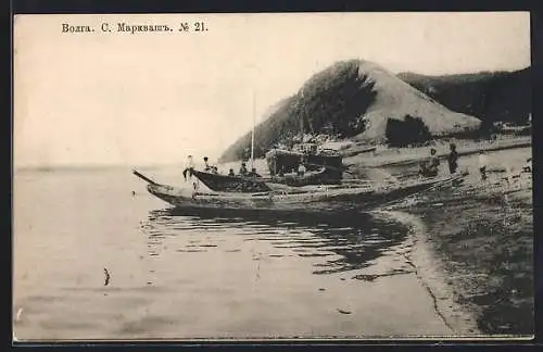 AK Markwasch /Wolga, Boote und Personen am Ufer mit Hügel im Hintergrund