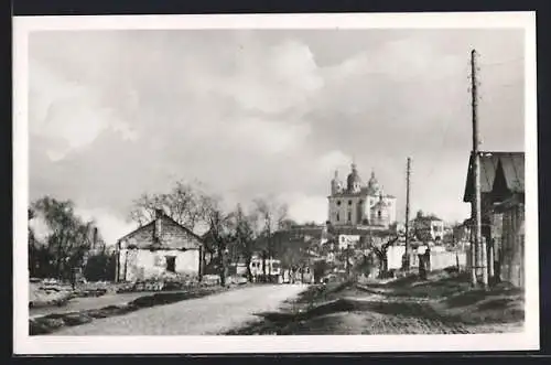 AK Smolensk, Kasernenstrasse mit Kathedrale und Stromleitungen