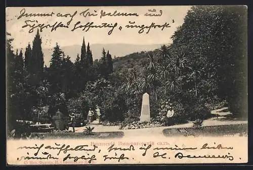 AK Jalta /Krim, Nikitsky Botanischer Garten mit Obelisk und Spaziergängern