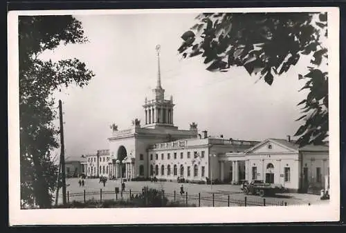 AK Uljanowsk, Bahnhof mit Vorplatz und Menschen