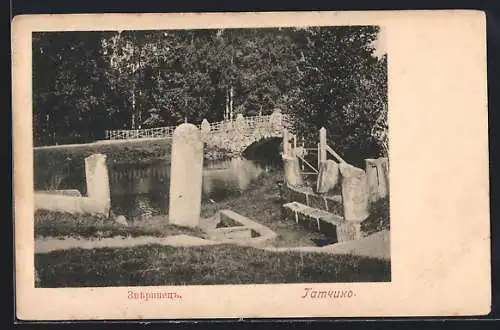 AK Gatchina, Brücke mit Steinstrukturen und Teich im Wald