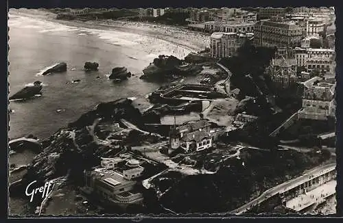 AK Biarritz /B.-P., Pays basque, L`Atalante, le Port des Pêcheurs et la plage, Vue aérienne