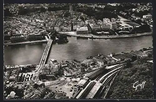 AK Bayonne /B.-P., La Gare, le quartier Saint-Esprit, le grand Pont sur l`Adour et la Nive, Vue aérienne