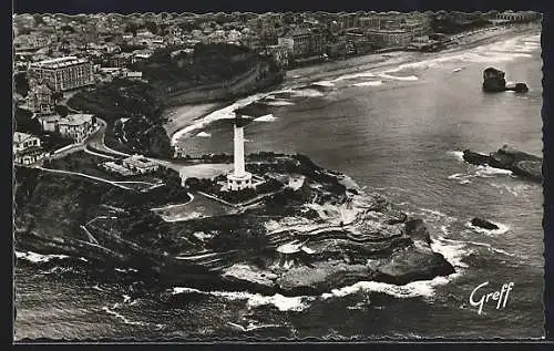 AK Biarritz /B.-P., Pays basque, Le Phare, les Falaises, la Grande Plage et le Casino, Vue aérienne