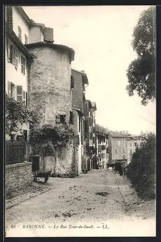 AK Bayonne, la rue Tour de Sault avec la vieille tour et un attelage dans le fond