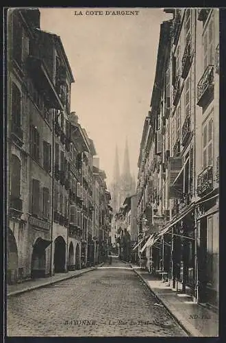AK Bayonne, la rue Port-Neuf dans l`ombre avec la Cathédrale dans le fond
