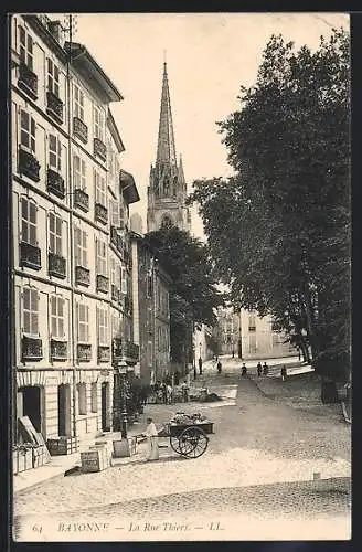 AK Bayonne, La Rue Thiers, Strassenpartie