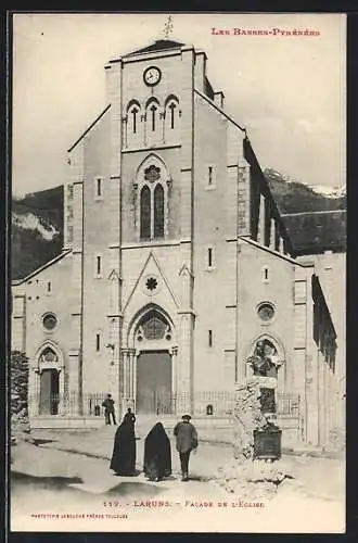 AK Laruns, la facade de l`église, quelques personnes sur la place