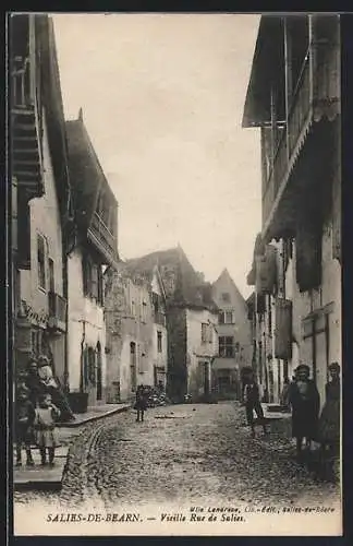 AK Saliès-de-Béarn, Vieille Rue de Saliès, femmes, enfants