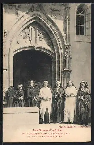 AK Bielle /Basses-Pyrénées, Ossaloises devant le Porche Sculpté de la vieille Eglise