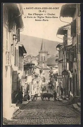 AK Saint-Jean-Pied-de-Port /B.-P., Rue d`Espagne, Clocher et Porte de l`Eglise Notre-Dame Sainte-Marie