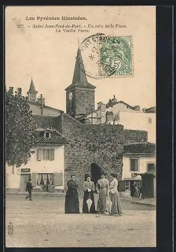 AK Saint-Jean-Pied-de-Port, Les Pyrénées Illustrées Un coin de la Place, La Vieille Porte