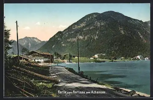AK Pertisau am Achensee, Ortspartie mit Bergen und Uferstrasse