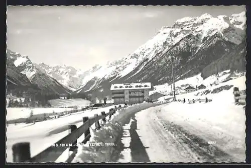 AK Trins /Gschnitztal, Strassenpartie im Winter