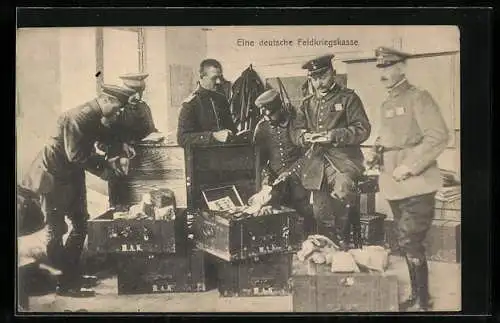 AK Eine deutsche Feldkriegskasse, Soldaten betrachten den Inhalt