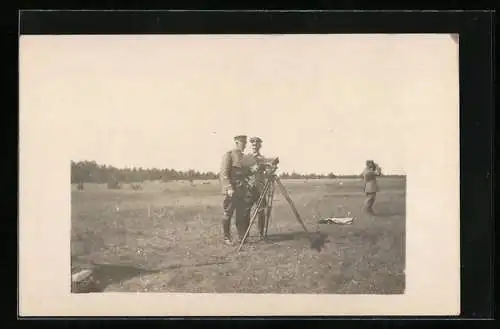 AK Zwei Soldaten mit einem Messgerät vermessen ein Feld