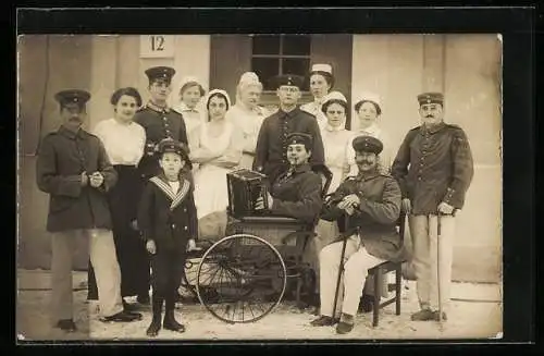 Foto-AK Krankenschwestern und Soldat in Rollstuhl, Rotes Kreuz